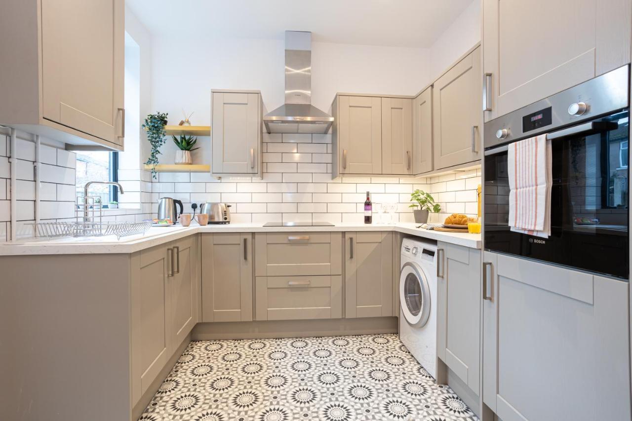 Stunning Scandi 3 Bed House In Manchester-Parking Villa Bagian luar foto